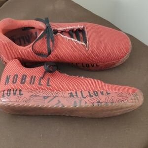 NOBULL 42-43 (11W 9.5 M) RED/BLACK FABRIC TRAINERS